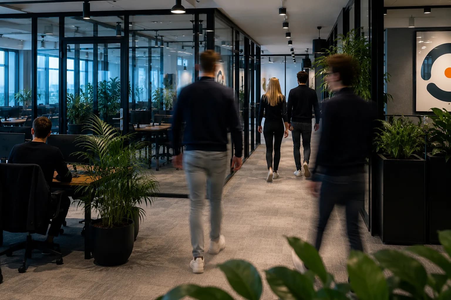Medewerkers lopen door een modern kantoor