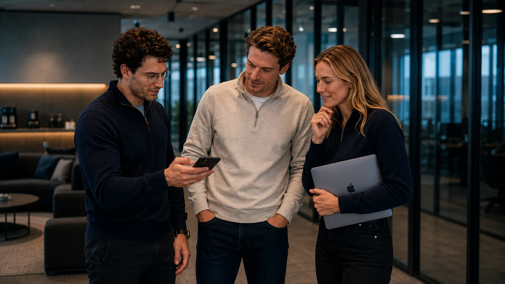Team bekijkt samen een smartphone in een modern kantoor