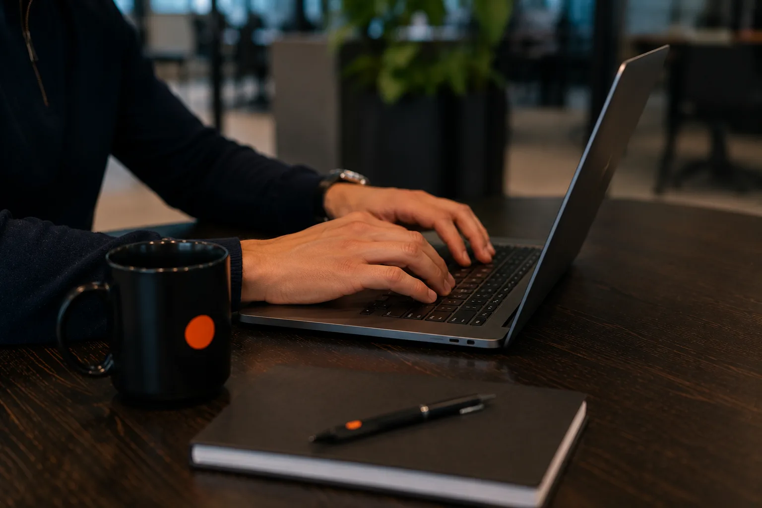 Handen op een laptop terwijl een dealer inlogt op een partnerportaal